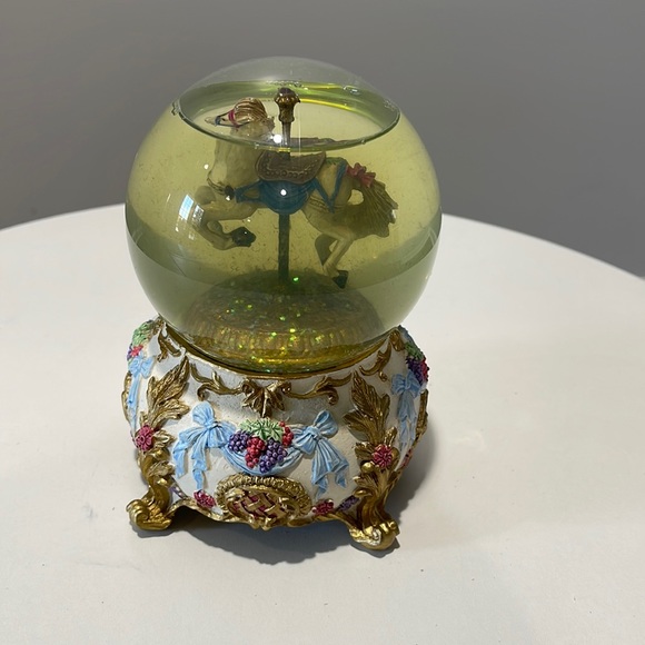 Vintage 1991 Cape Craftsmen Snow globe plays  Carousel Waltz collectible - Picture 6 of 14